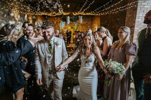 How to Get the Perfect Wedding Confetti Photo: 10 Top Tips