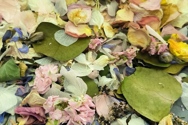 What Is the Best Confetti for Wedding Photos?